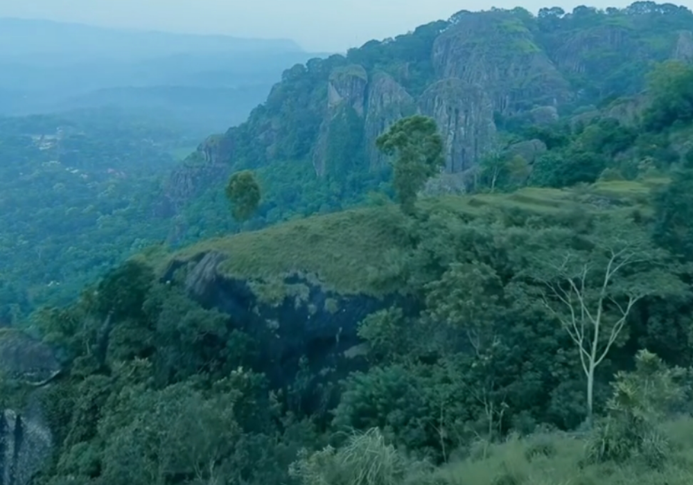 Puncak gunung api purba di desa wisata Nglanggeran