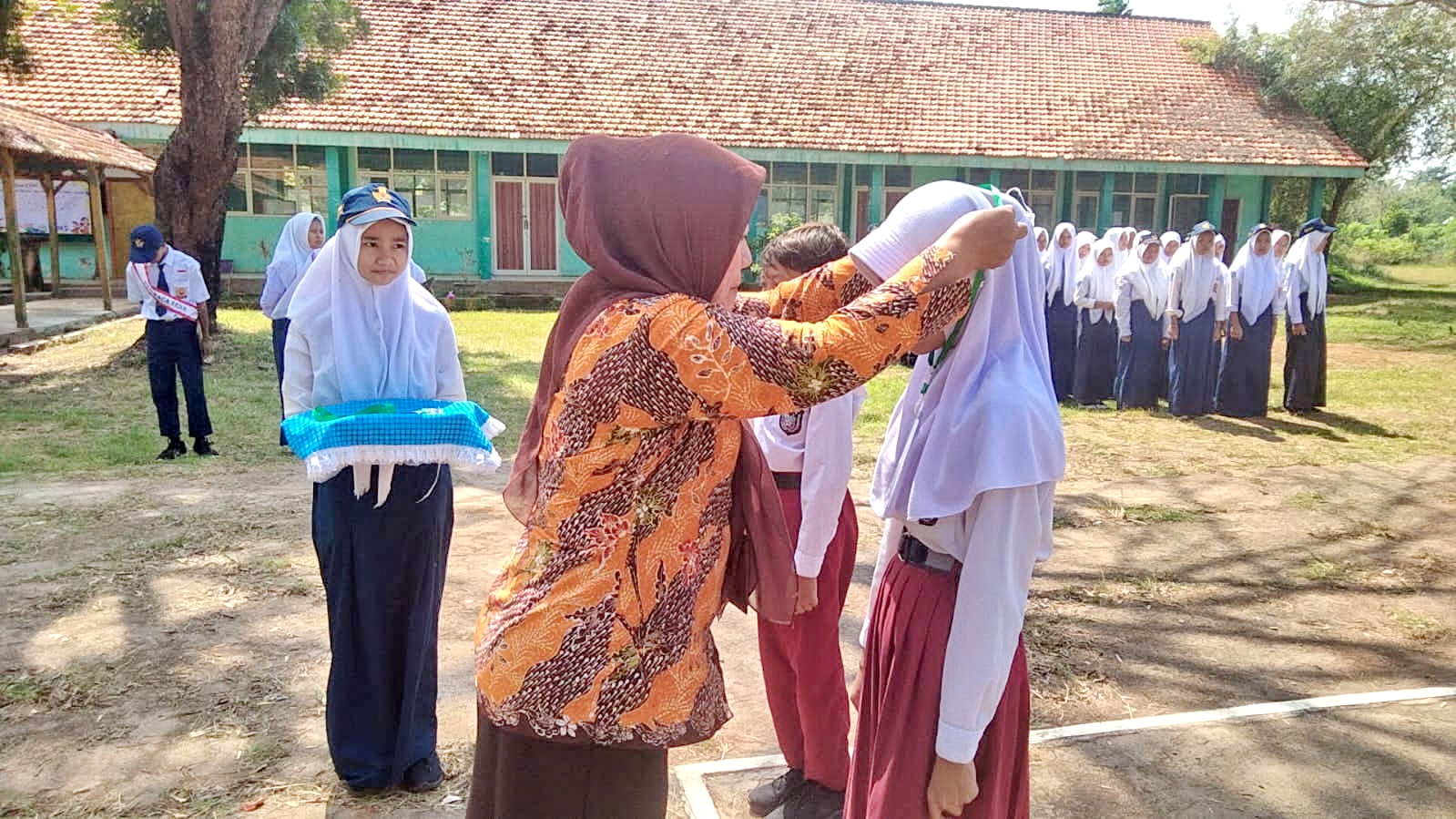 DIMULAI: Siswa baru UPTD SMPN 1 Socah mengikuti pembukaan MPLS, Senin (15/7).