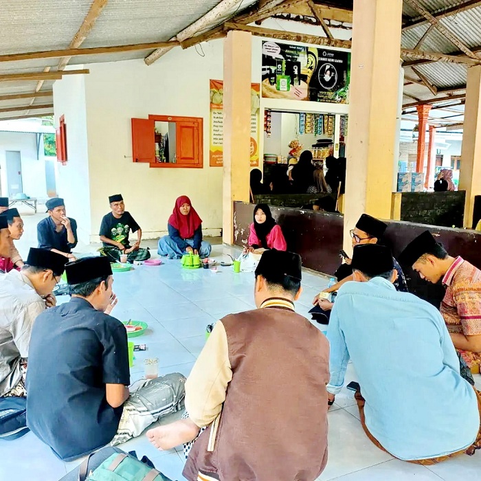 FOKUS: Peserta menyimak pemaparan salah seorang anggota yang menanggapi isi manuskrip puisi Ina Herdiyana di Warung Pentol Barokah, Banjar Barat, Gapura, Sumenep, Minggu (14/7).