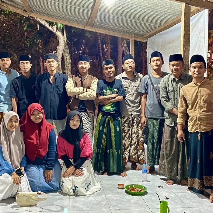 ANTUSIAS: Anggota Komunitas Damar Korong berfoto bersama usai bedah kumpulan puisi Ina Herdiyana di Warung Pentol Barokah, Banjar Barat, Gapura, Sumenep, Minggu (14/7). (DAMAR KORONG UNTUK JPRM)