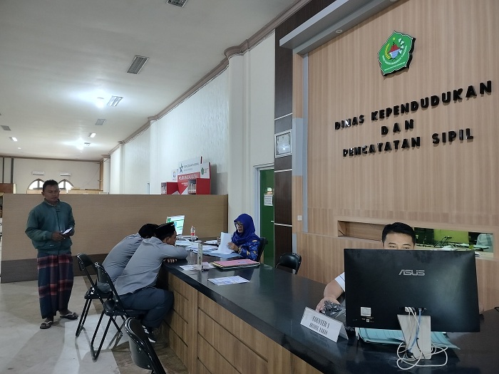 ANTRE: Warga berada di tempat pelayanan Disdukcapil Pamekasan, Rabu (17/7). (LAILIYATUN NURIYAH/JPRM)