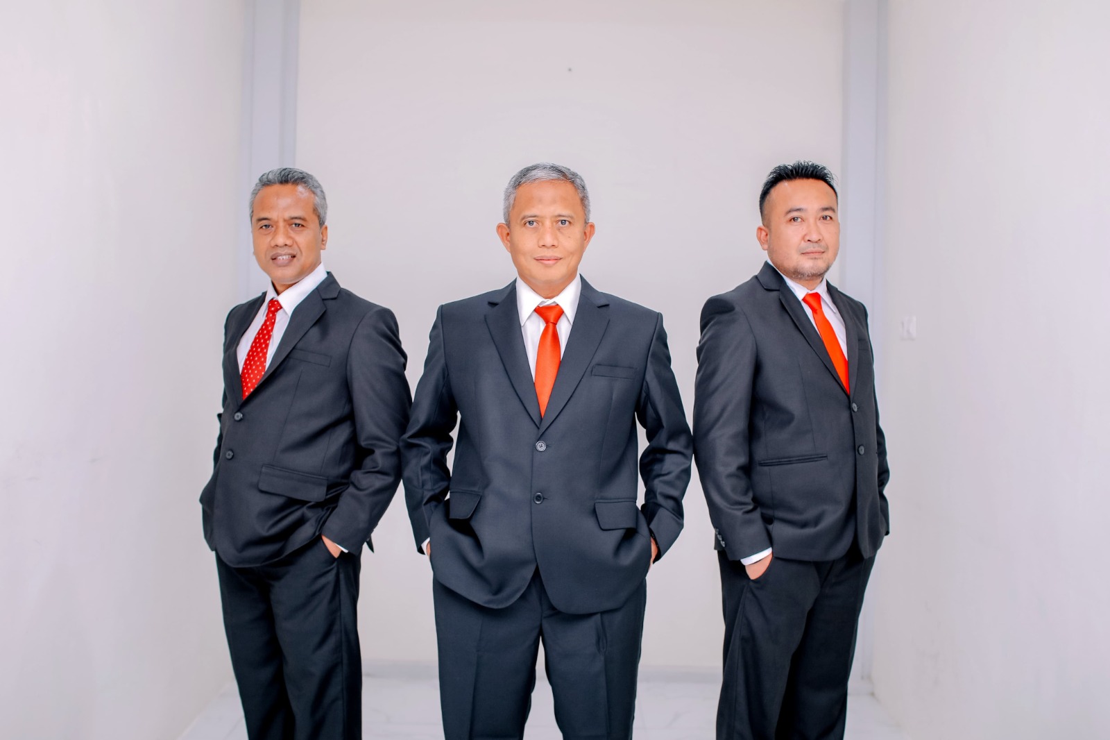 SOLID: Dari kiri, Direktur Bisnis Cahya Wiratama, Dirut BPRS Bhakti Sumekar Hairil Fajar, dan Direktur Kepatuhan MS. Hadi Pradipta berfoto bersama.