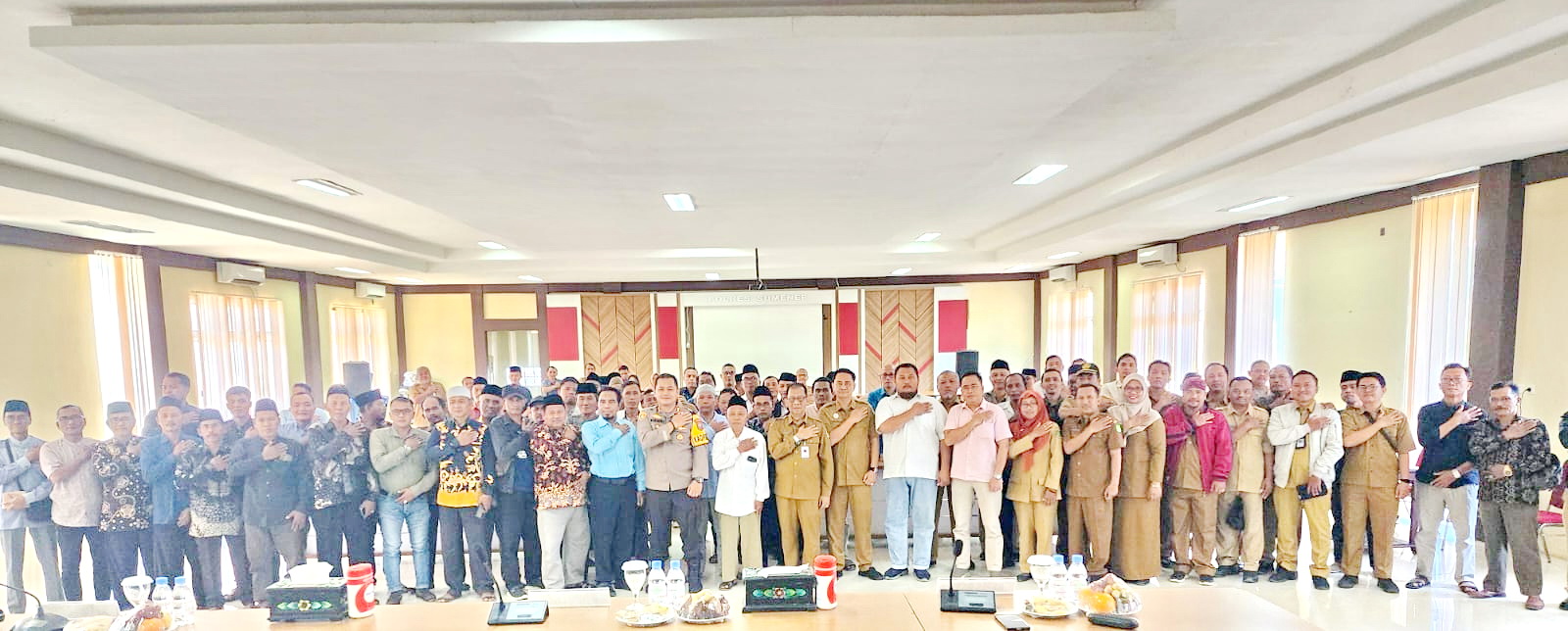 BERKOMITMEN: Petani berfoto bersama setelah bincang-bincang bersama DKPP dan Polres Sumenep.
