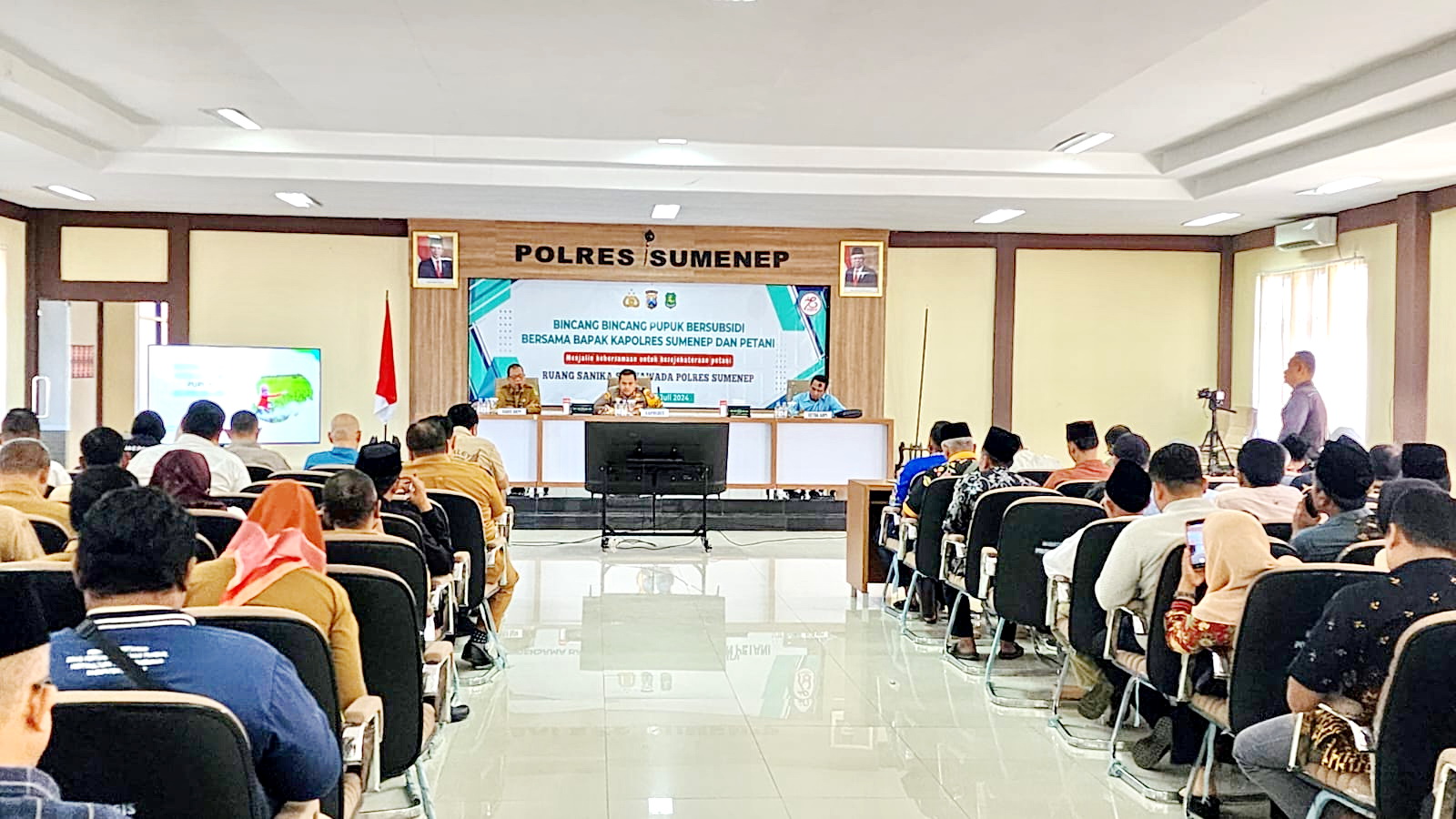 SERAP ASPIRASI: Kepala DKPP Sumenep Chainur Rasyid bincang-bincang tentang pupuk bersubsidi di Gedung Sanika Satyawada Polres Sumenep.