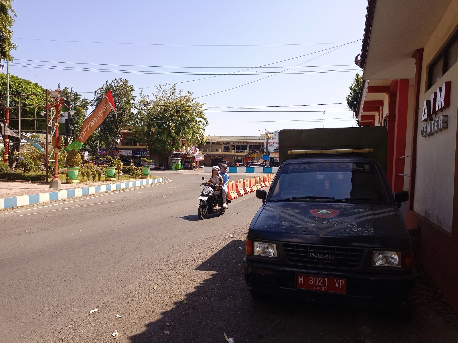 DIPARKIR : Mobil patroli Satpol PP Sumenep diparkir di area Taman Pottre Koneng Sumenep, Minggu (21/7). (MOH. LATIF/ JPRM)