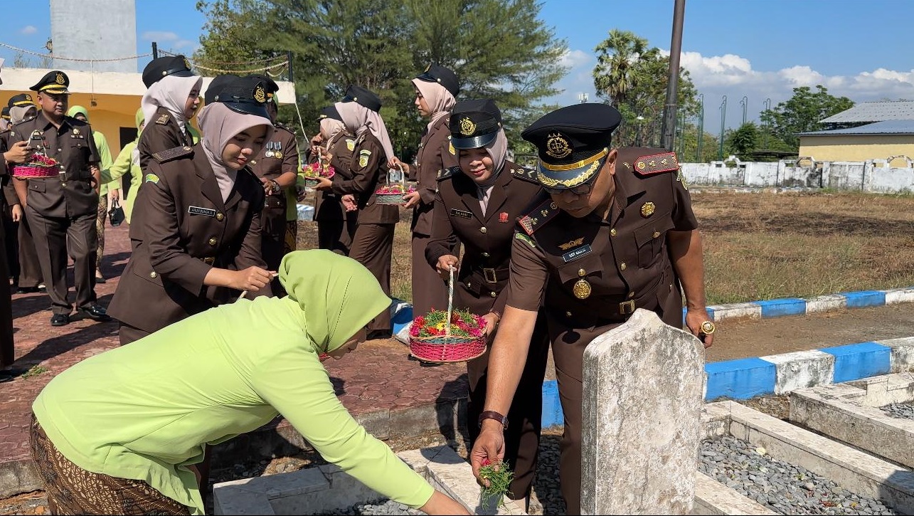 MOMEN BERHARGA: Kepala Kejari Sumenep Sigit Waseso menabur bunga di Makam Pahlawan pada peringatan Hari Bakti Adhyaksa 2024, Senin (22/7). (KEJARI SUMENEP)