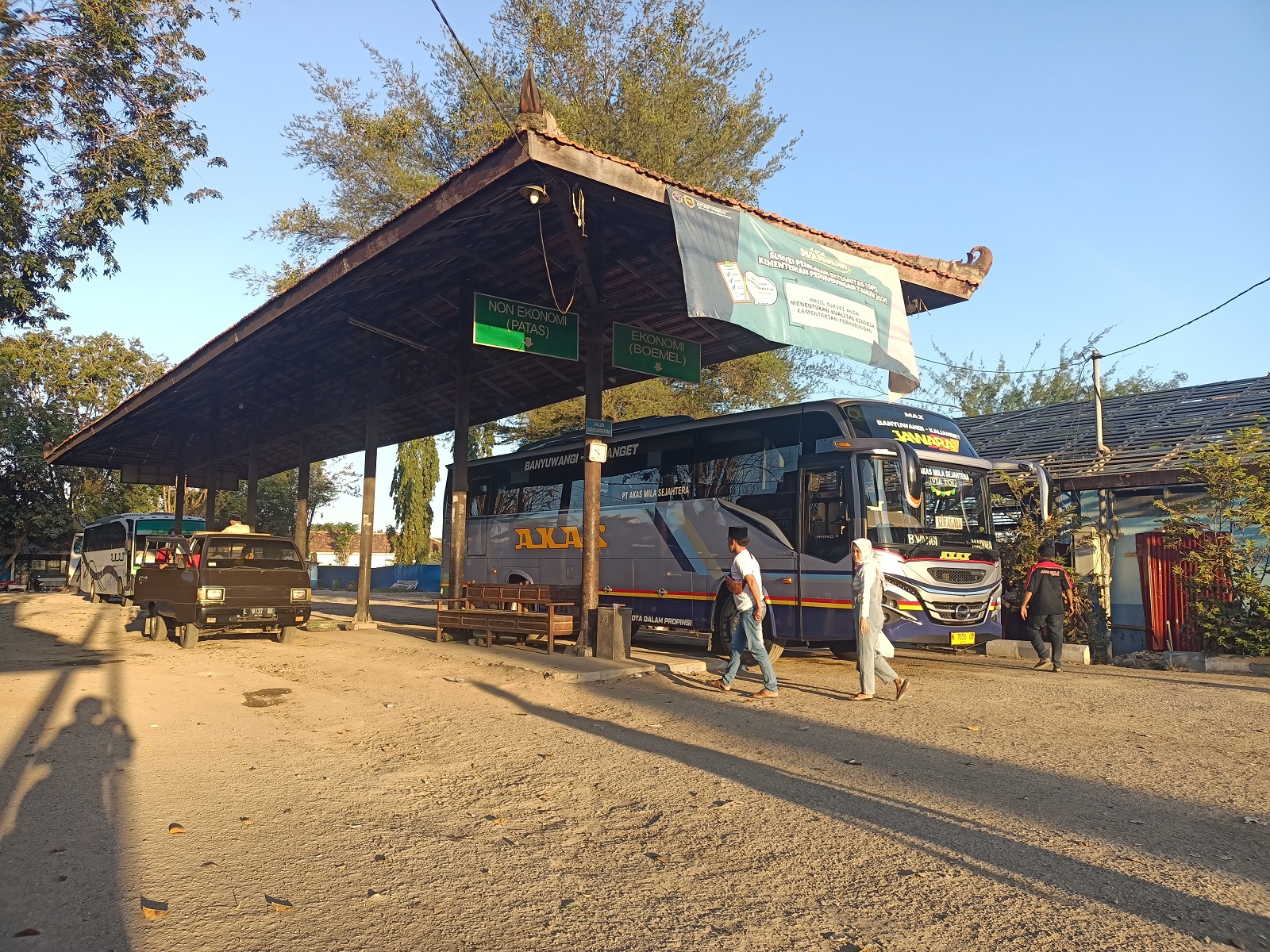 TERGANGGU: Bus AKDP PT AKAS Mila Sejahtera trayek Banyuwangi&ndash;Kalianget menunggu penumpang di Terminal Arya Wiraraja Sumenep, Senin (22/7). (MOH. IQBAL/JPRM)
