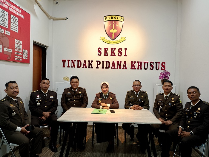 BERI KETERANGAN: Kajari Sampang Fadilah Helmi (tengah) ditemani semua Kasi di ruangan pidsus saat dijumpai awak media Senin (22/7). (UBAIDILLAHIR RAIE/JPRM)