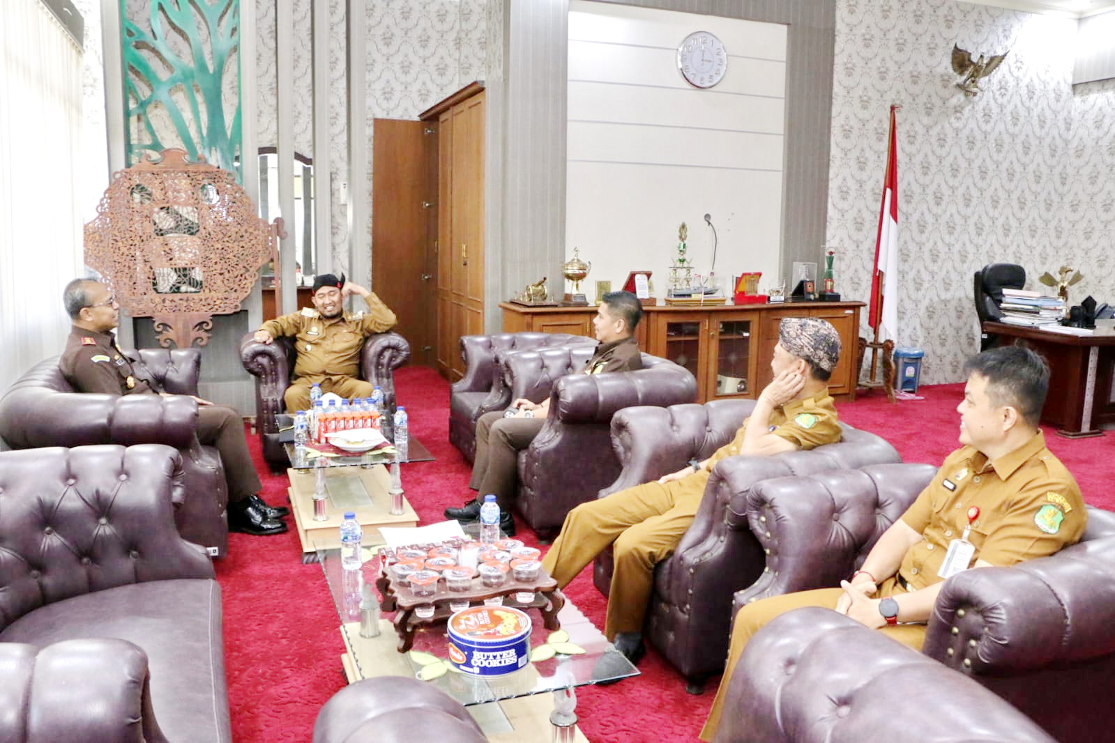 TINGKATKAN SINERGISITAS: Dari Kiri, Kajari Sumenep, Bupati Sumenep, Kasi Intel, Sekkab, Kabag Hukum duduk bersama di salah satu ruangan Pemkab Sumenep, Senin (15/7).