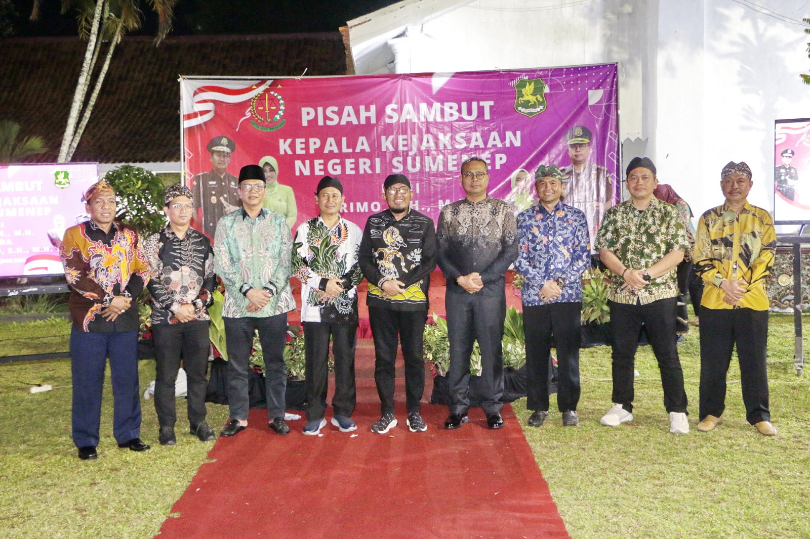 KOMPAK: Bupati Achmad Fauzi Wongsojudo (tengah) berfoto bersama jajaran forkopimda usai acara pisah sambut Kepala Kejari Sumenep pada Jumat (28/6).
