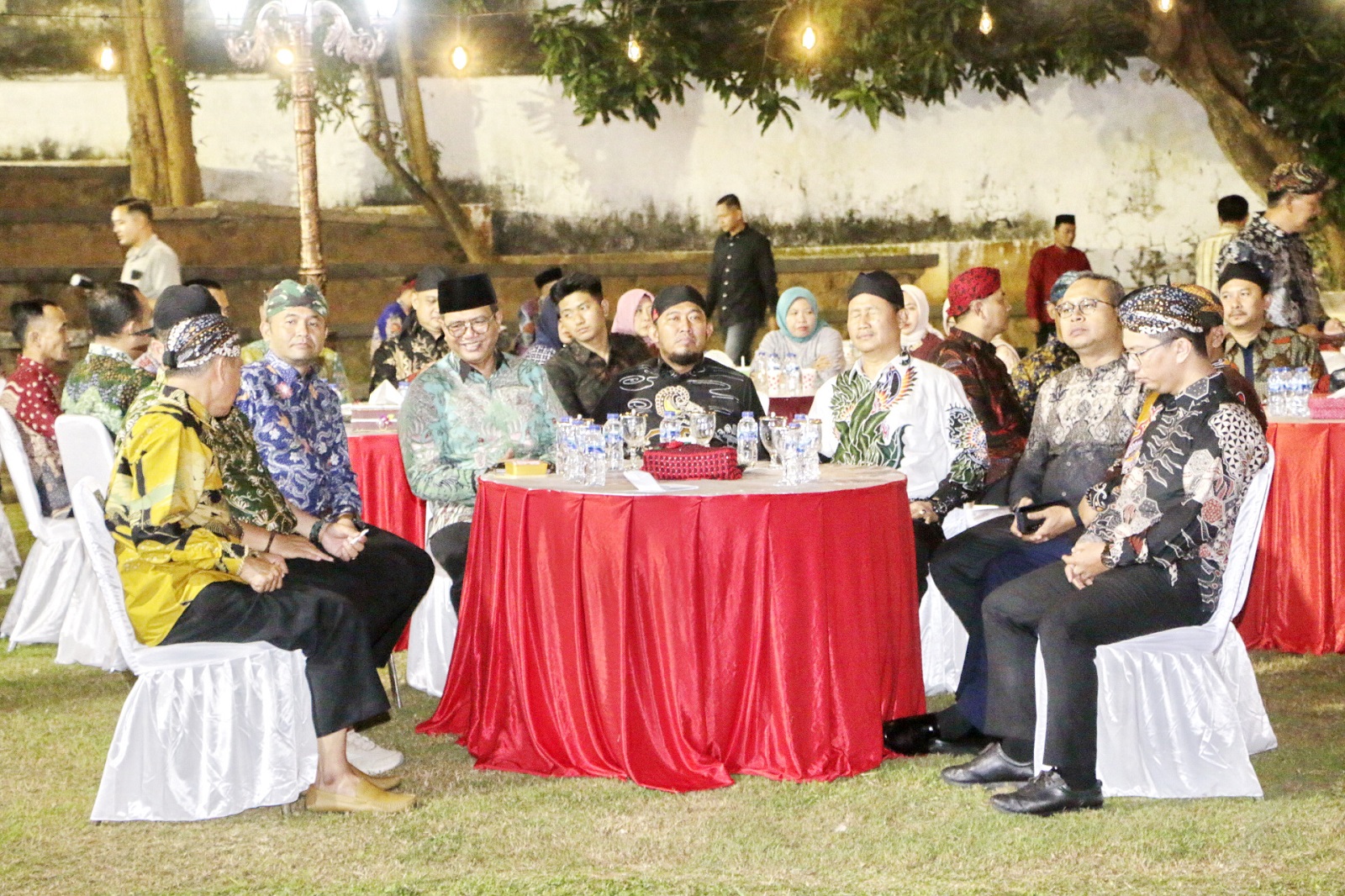 DUDUK BERSAMA: Bupati Achmad Fauzi Wongsojudo (tengah) bersama jajaran forkopimda saat menghadiri acara pisah sambut Kajari Sumenep pada Jumat (28/6).