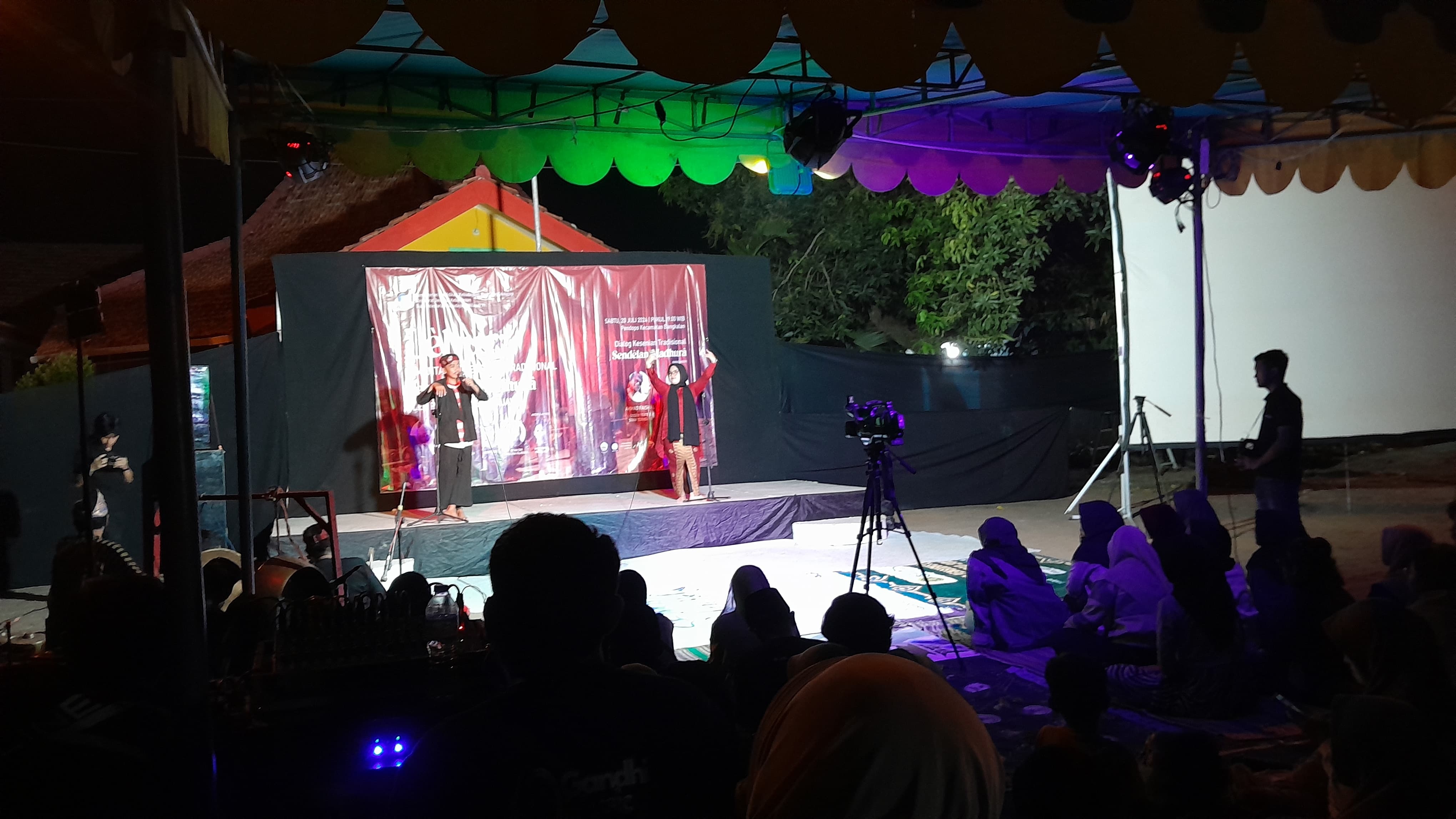 KESENIAN MADURA: Sanggar Na&rsquo;-kana&rsquo; Bangkalan mementaskan kesenian Sendelan Madura di halaman kantor Kecamatan Bangkalan, Sabtu (20/7). (KHOLIL RAMLI/JPRM)