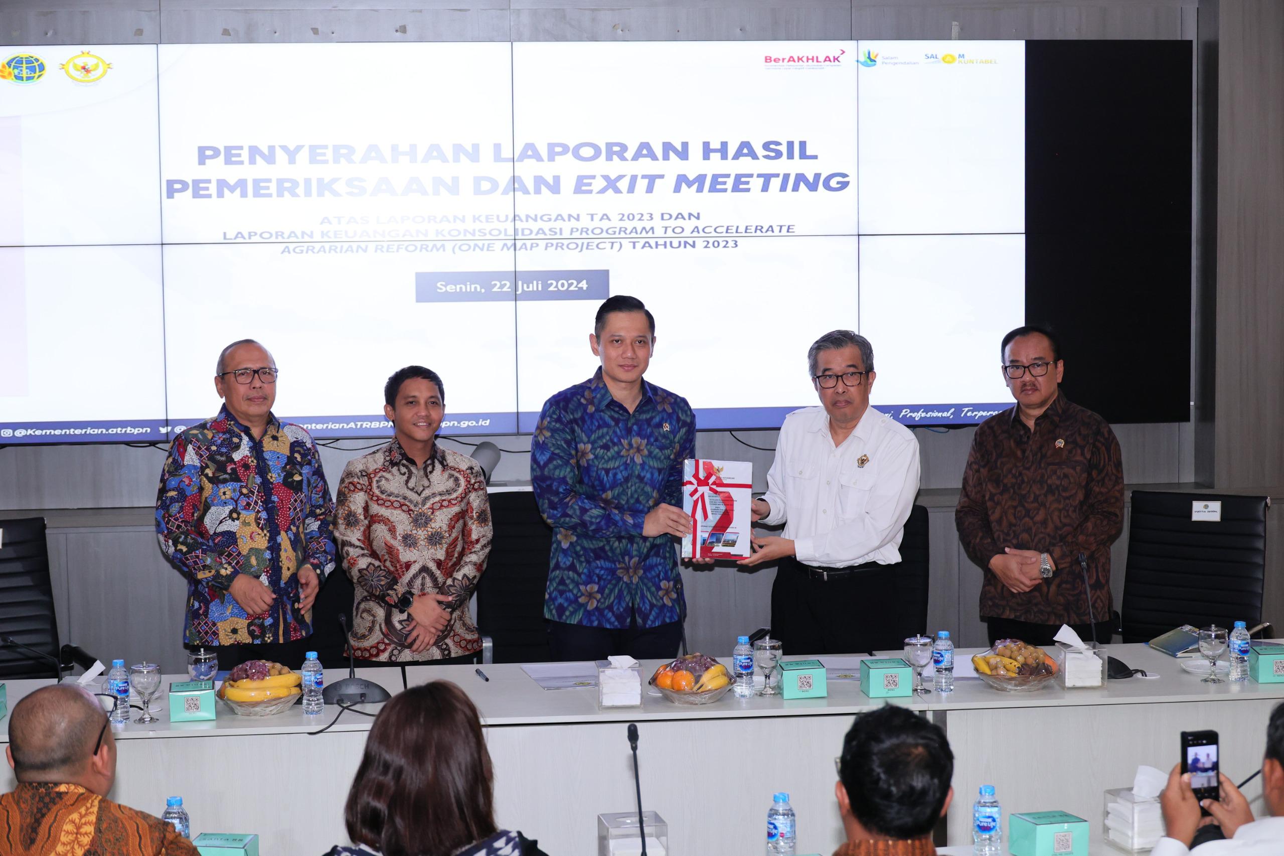 TINGKATKAN KINERJA: Menteri AHY saat menerima penghargaan opini WTP di Aula PTSL Kementerian ATR/BPN, Senin (22/7).