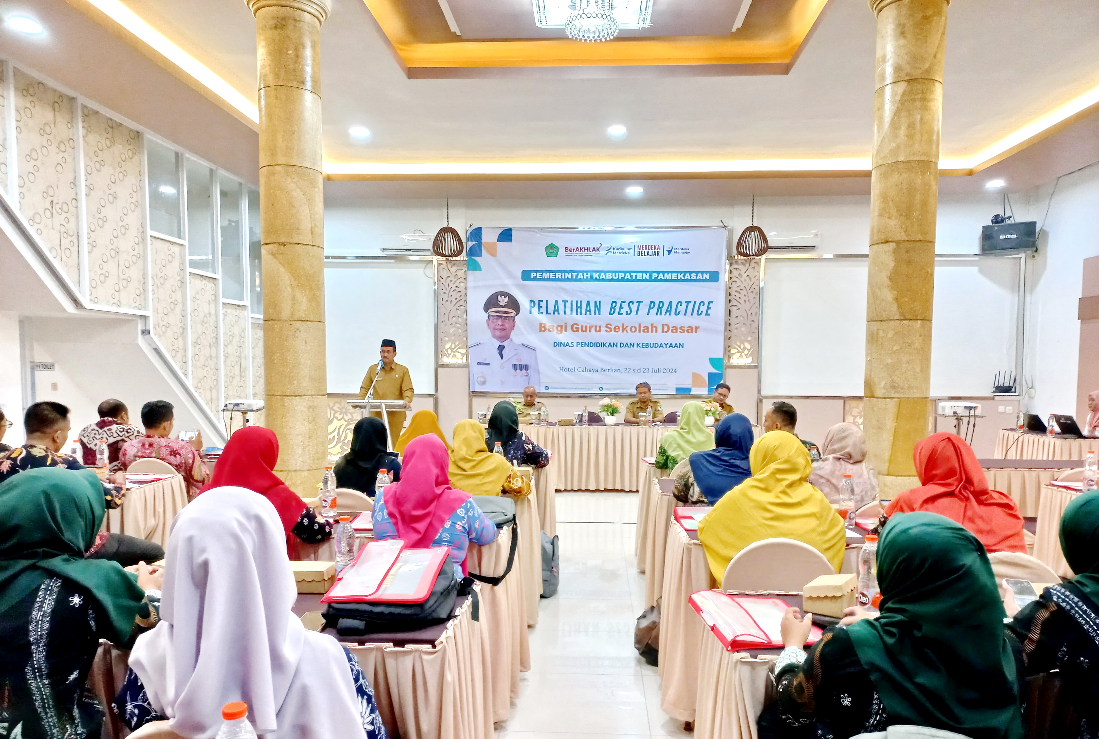 INOVATIF: Kepala Disdikbud Pamekasan Akhmad Zaini menyampaikan sambutan dalam pelatihan di Hotel Cahaya Berlian, Senin (22/7). (AMIRUL MUKMININ UNTUK JPRM)