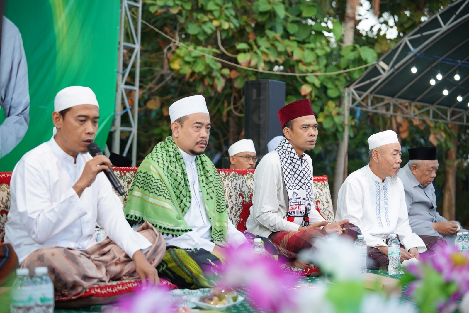 SAFARI DAKWAH: Wakil Pimpinan dan Pengasuh Pondok Pesantren Al-Amien Prenduan Dr. KH. Ghozi Mubarok Idris, MA membuka kegiatan yang dihadiri Prof. KH. Abdul Somad, D.E.S.A., Ph.D. di pesantren.