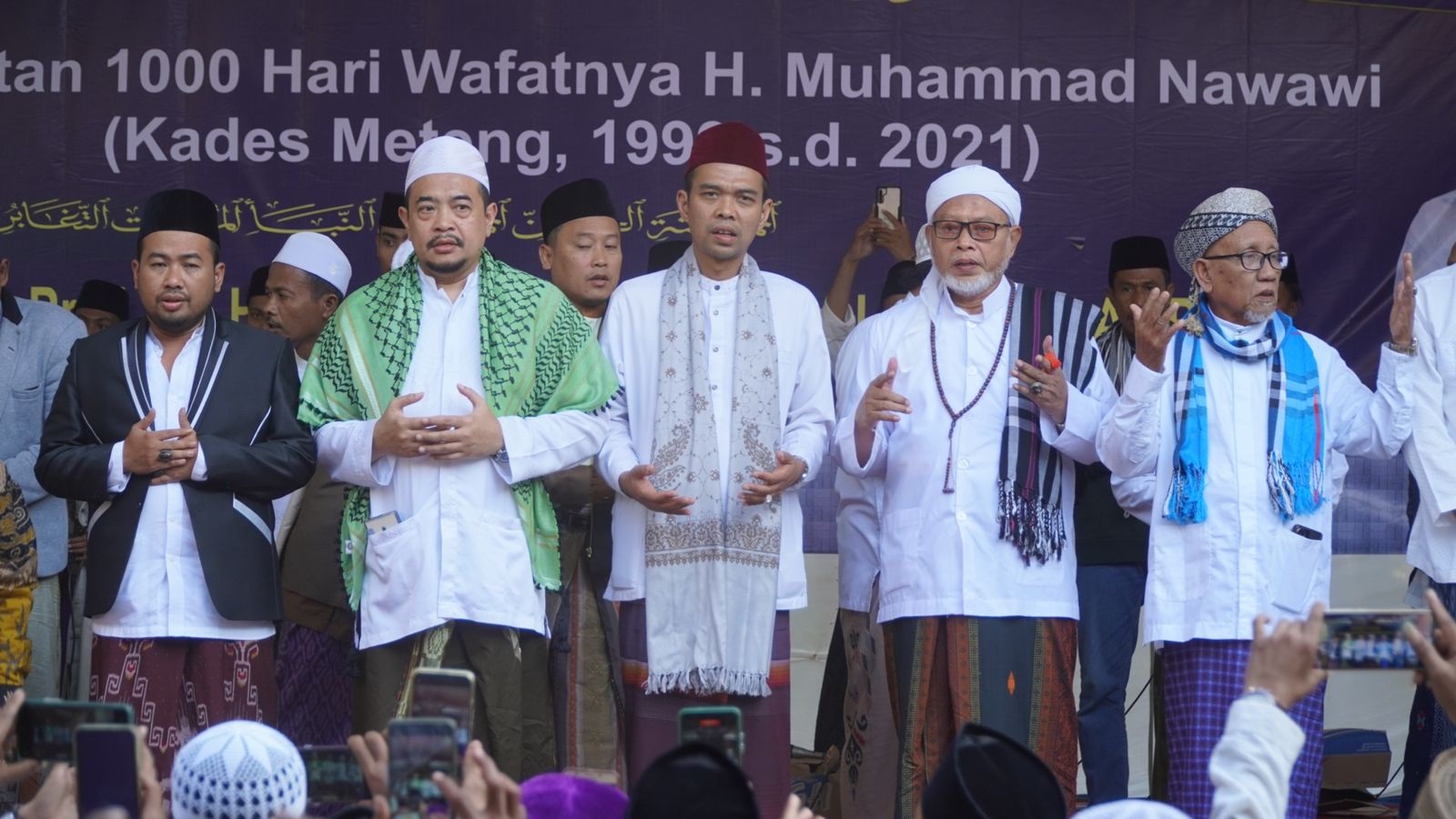 BERMUNAJAT: Prof. KH. Abdul Somad, D.E.S.A., Ph.D. didampingi Dr. KH. Ahmad Fauzi Tidjani, MA dan KH. Ali Karrar Shinhaji. (IKBAL UNTUK JPRM)