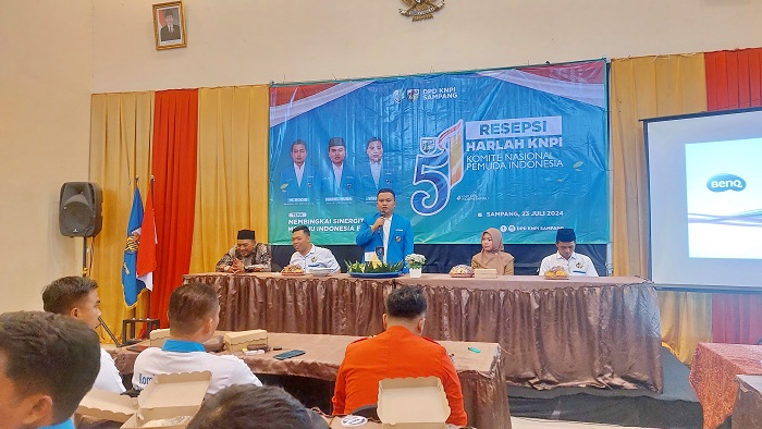 SEMANGAT: Ketua KNPI Sampang Nurul Huda (berdiri) menyampaikan sambutan di Hotel Panglima, Kota Sampang, Selasa (23/7). (JUNAIDI PONDIYANTO/JPRM)