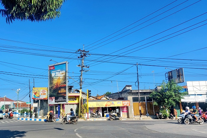 OBJEK PAJAK: Pengendara melintas di sekitar reklame yang berada di Jalan Rajawali, Kota Sampang, Selasa (23/7). (JUNAIDI PONDIYANTO/JPRM)