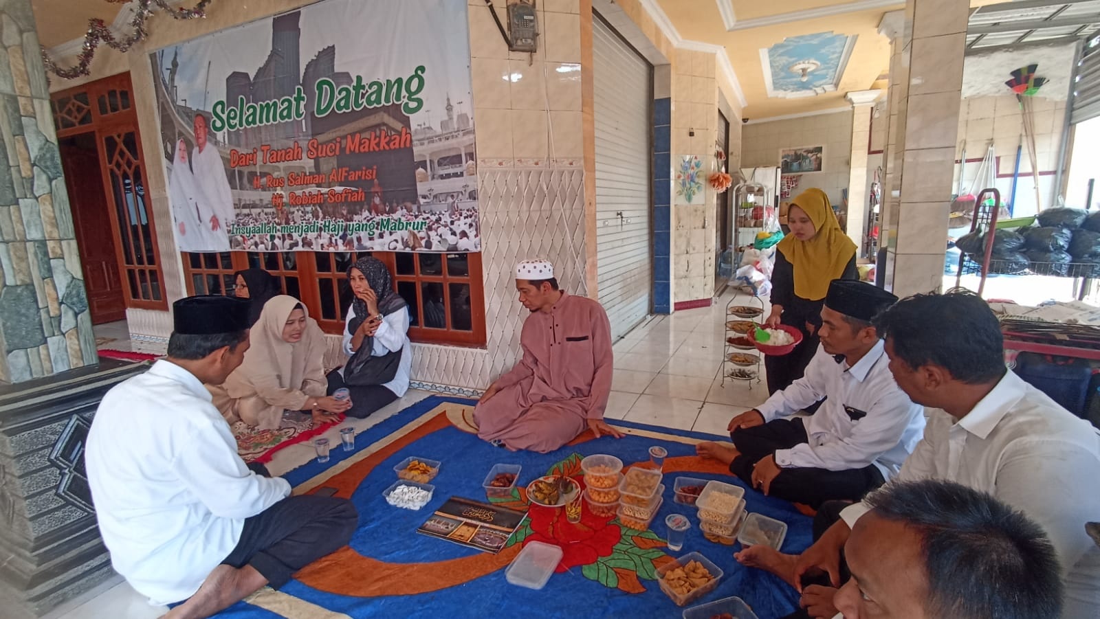 KIFAYAH: Petugas Kemenag Bangkalan melayat ke rumah duka jemaah haji di Desa Tengket, Kecamatan Arosbaya, Senin (22/7). (KEMENAG UNTUK JPRM)