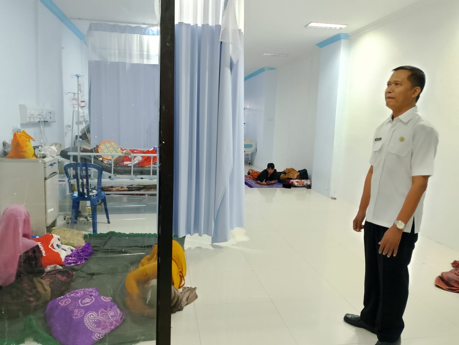 MELAYANI: Direktur RSUD Ketapang Sukarno mengecek ruangan pasien, Rabu (24/7). (UBAIDILLAHIR RA&rsquo;IE/JPRM)