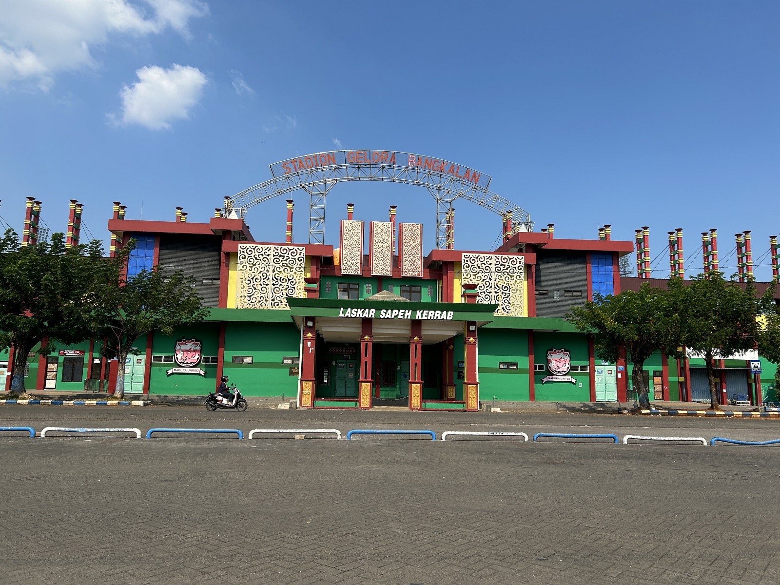 IKON: Warga berada di halaman Stadion Gelora Bangkalan (SGB) yang menjadi salah satu venue Popda 2024, Selasa (23/7).