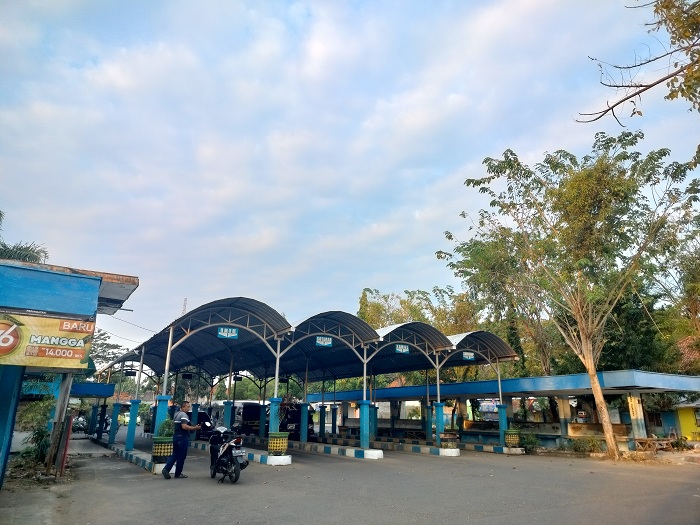 SEPI: Warga berada di terminal tipe C di Jalan Stadion, Kelurahan Lawangan Daya, Kecamatan Pademawu, Selasa (24/7). (LAILIYATUN NURIYAH/JPRM)