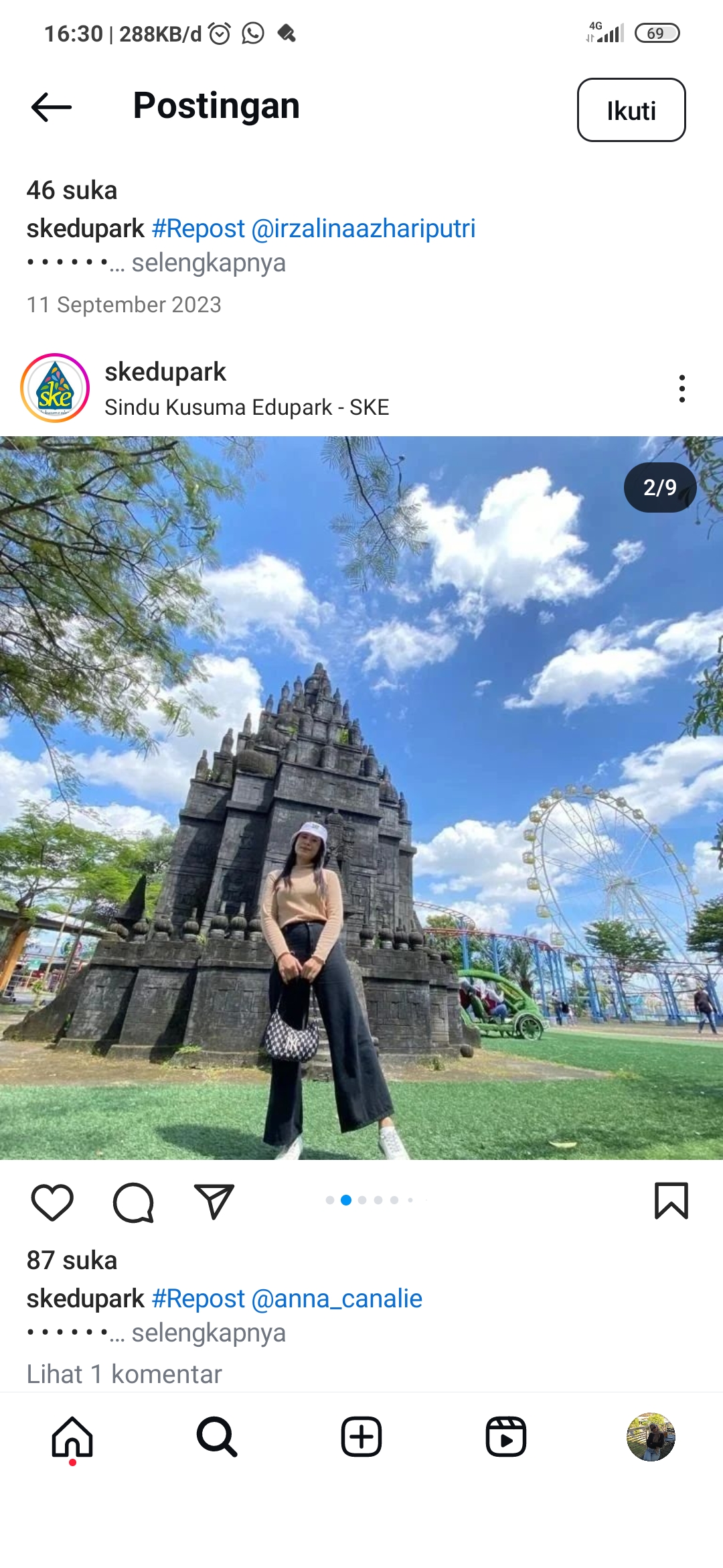Pengunjung berfoto di SKE