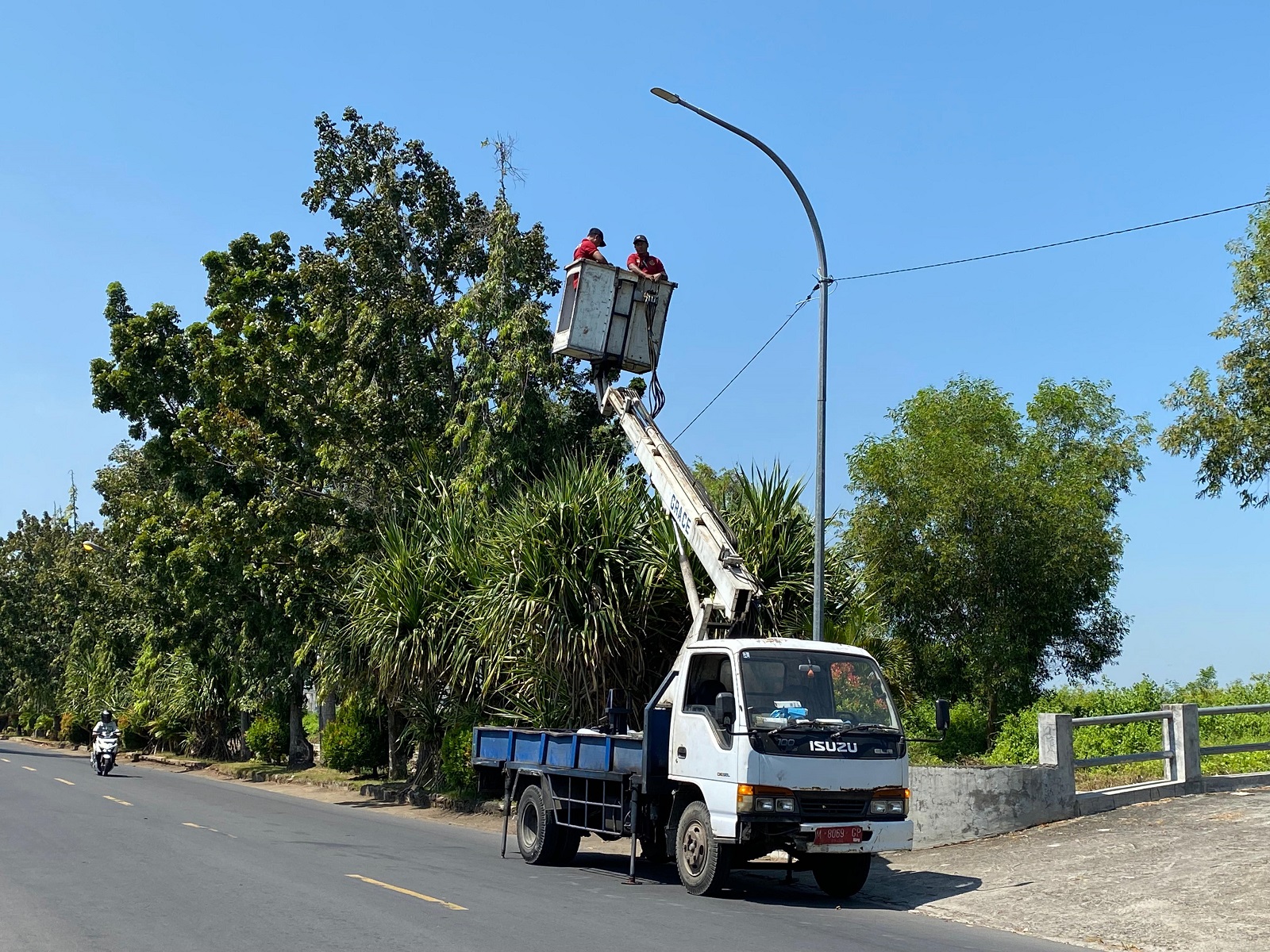 FASUM: Petugas Dishub Bangkalan memperbaiki PJU di Jalan Halim Perdanakusuma Jumat (19/7).