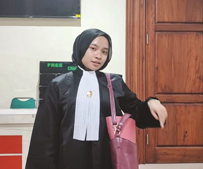 JADI TANTANGAN: Rachel Aldhea Salsabillah usai mengikuti persidangan di Pengadilan Negeri Bangil, Kabupaten Pasuruan, April 2024. (RACHEL ALDHEA SALSABILLAH UNTUK JPRM)