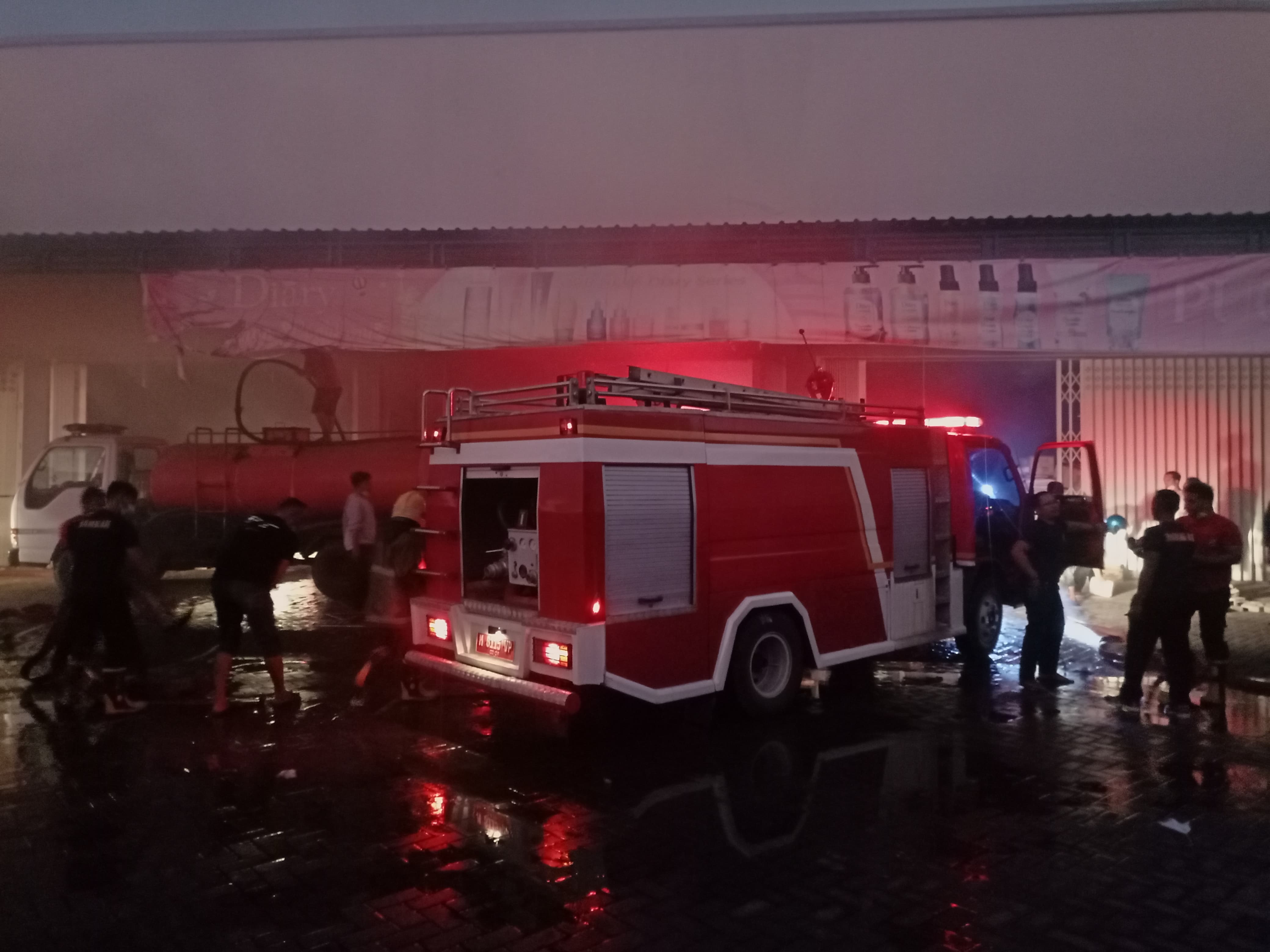 TERBAKAR: Petugas pemadam kebakaran berupaya memadamkan api di Toko Puger, Jalan Trunojoyo, Desa Kolor, Kecamatan Kota Sumenep. (MOH. LATIF/JPRM)