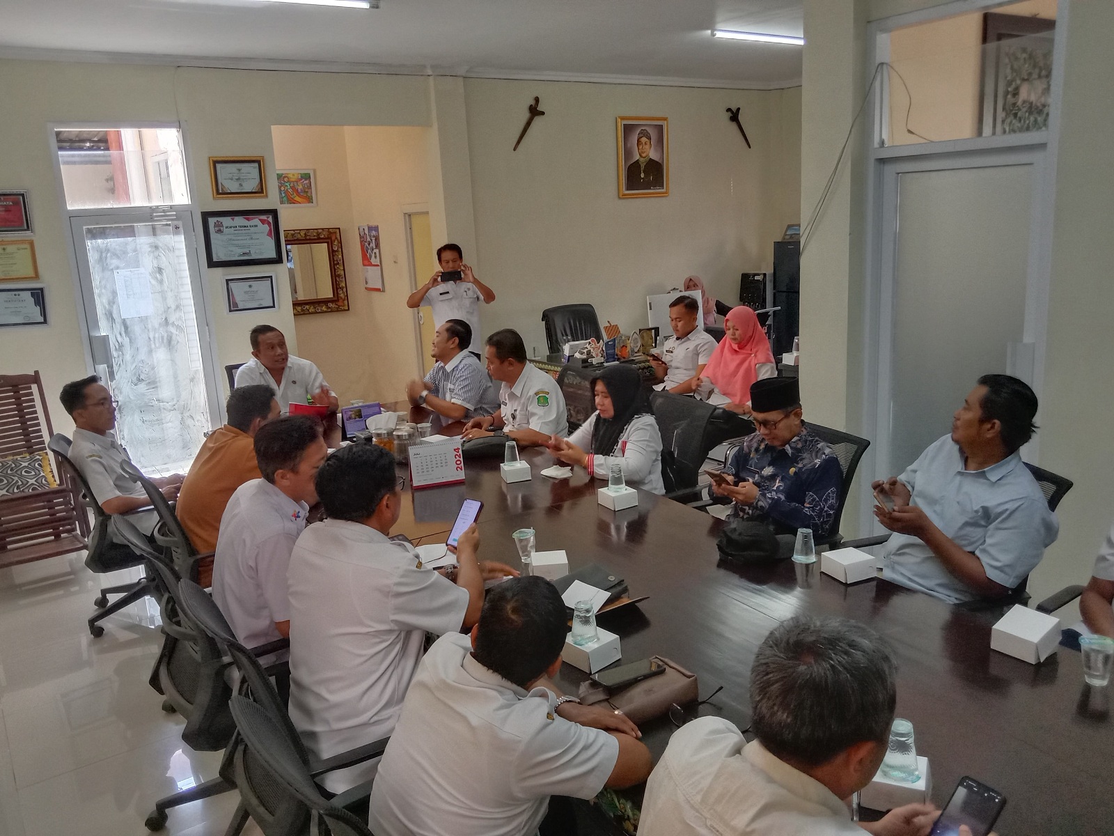 RAKOR: Persiapan JJS dan Lomba Mewarnai dalam rangka HUT Ke-25 JPRM Calendar of Event Sumenep 2024 berlangsung di ruang pertemuan disbudporapar, Rabu (24/7). (ERWIN MAULYDIN MAASBACH/JPRM)