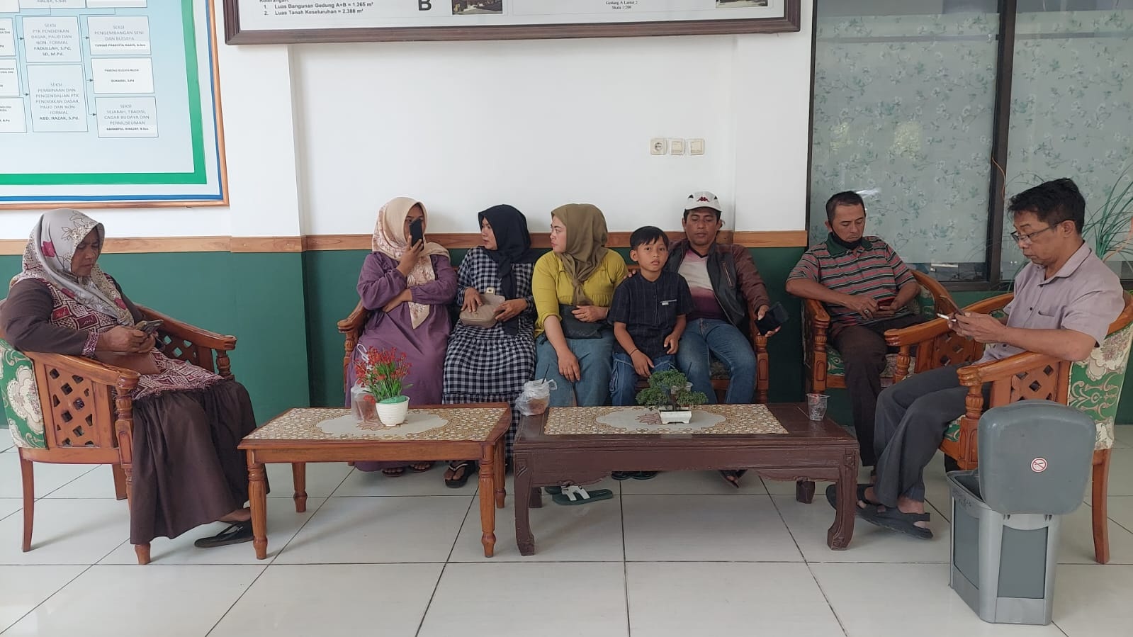 CARI KEADILAN: Perwakilan wali murid SDN Tamberu 2 mendatangi kantor Dispendikbud Pamekasan, Selasa (23/7). (MOH. ALI MUHSIN/JPRM)