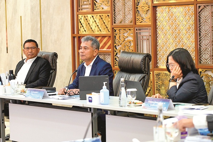 SUKSES: Direktur Utama BRI Sunarso (tengah) memaparkan kinerja keuangan Triwulan II 2024 di Jakarta, Kamis (25/7). (BRI)
