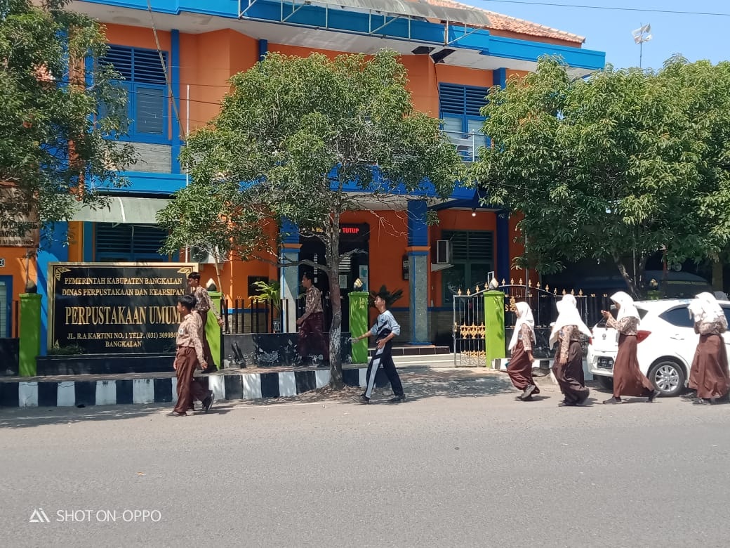RAMAI: Siswa melintas di depan Perpusda Bangkalan, Jalan RA Kartini, Kamis (25/7). (IMAMUDIN/JPRM)