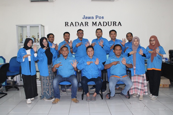 SOLID: Direktur PT Madura Intermedia Pers Abdul Aziz didampingi Pemred JPRM Luqman Hakim (kiri) dan Manajer Iklan Fathorrahman berfoto bersama personel redaksi Jawa Pos Radar Madura.