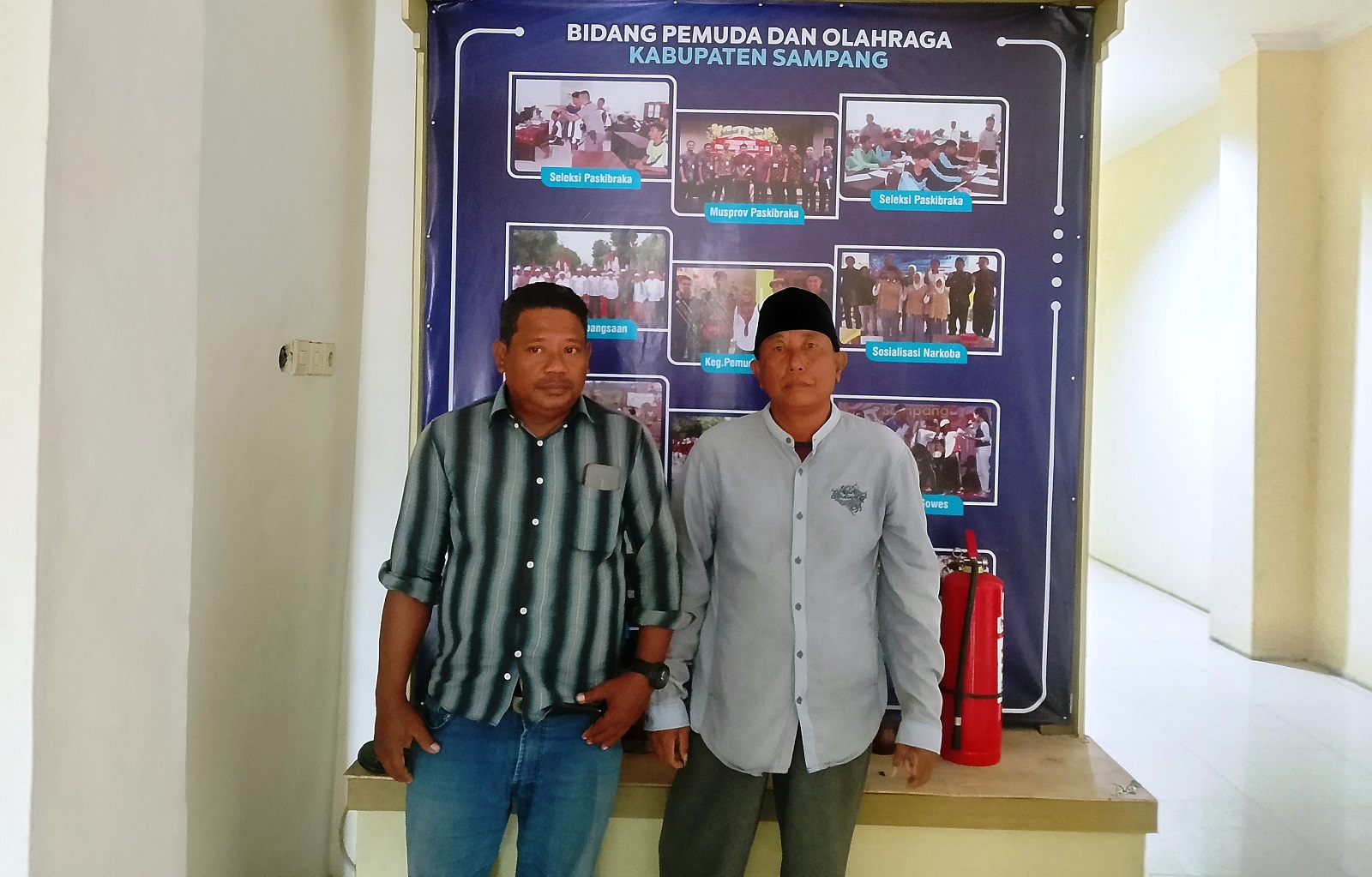 KESAL: Pengerap sapi eks Kawedanan Sampang Mas&rsquo;ud (kanan) saat mendatangi disporabudpar Kamis (25/7).