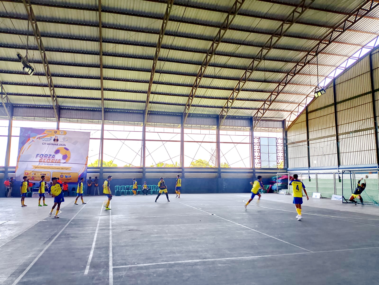 TALENTA MUDA: Pemain kejuaraan futsal antar pelajar melakukan pemanasan sebelum bertanding di GOR Sampang Jumat (26/7).