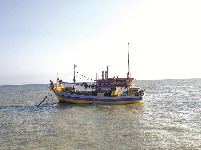 TERIK: Nelayan berada di atas kapal di Desa Branta Pesisir, Kecamatan Tlanakan, Pamekasan, Jumat (26/7). (LAILIYATUN NURIYAH/JPRM)