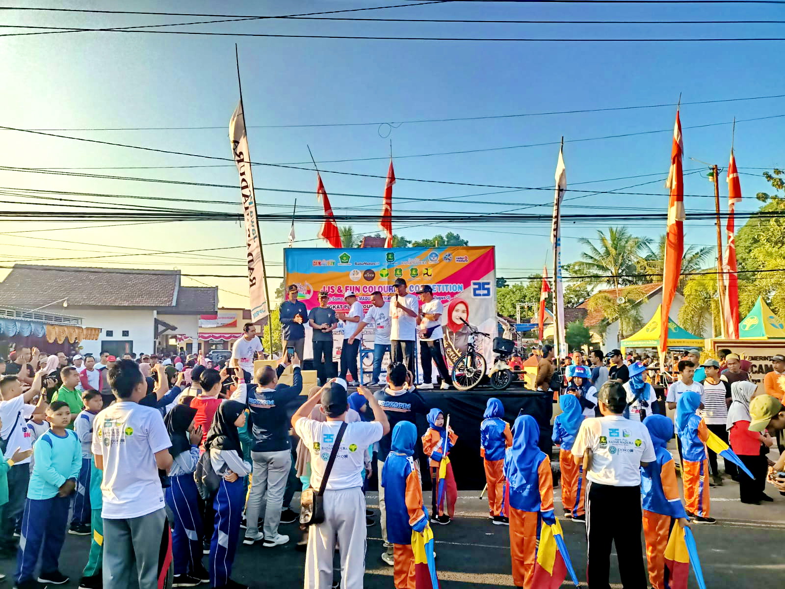 SEMARAK: Bupati Sumenep Achmad Fauzi Wongsojudo didampingi Pemred JPRM Luqman Hakim dan Sekkab Edy Rasiyadi berada di atas panggung saat pengundian kupon JJS dalam rangka HUT Ke-25 JPRM di Lenteng.
