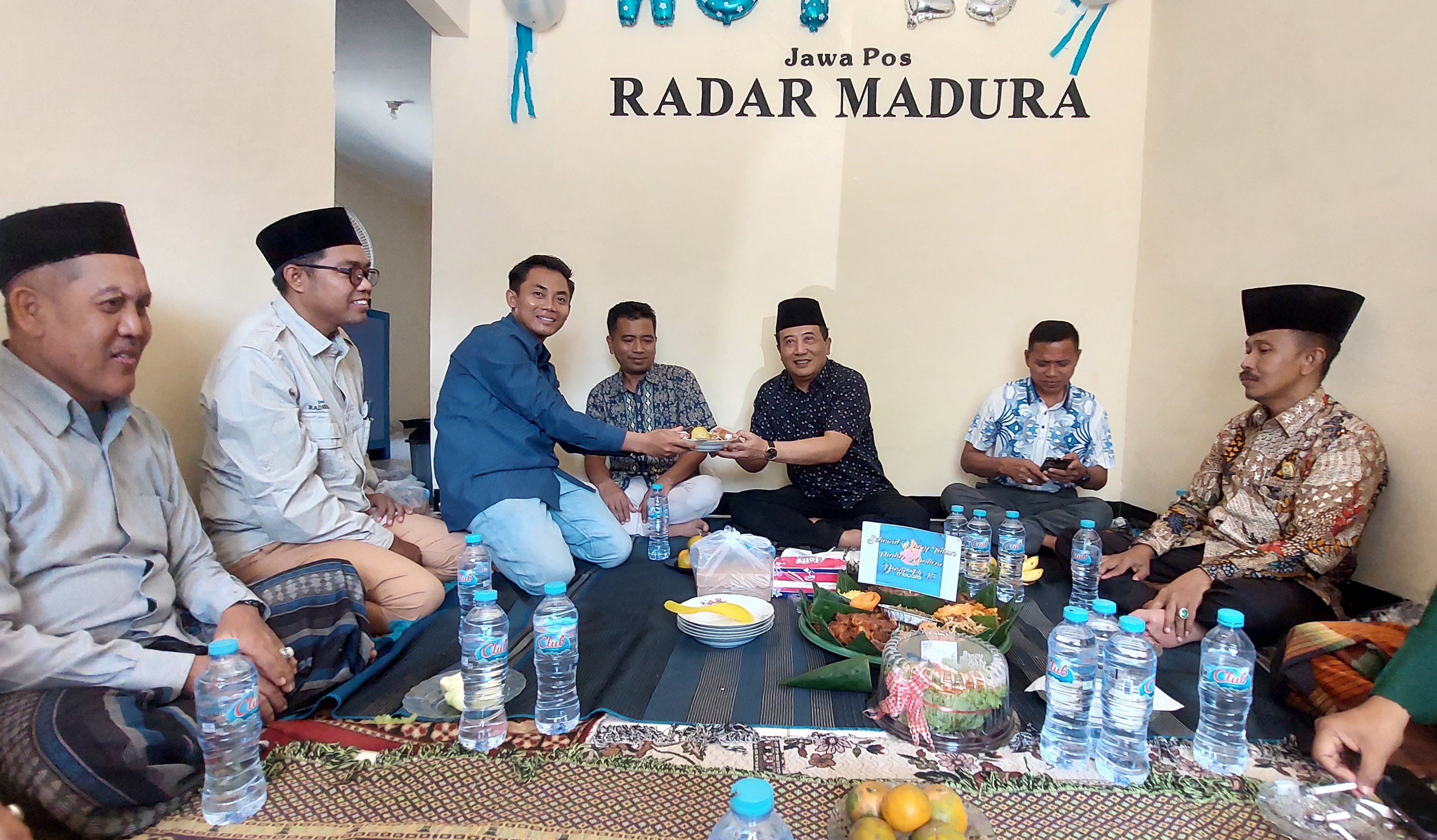 TANDA SYUKUR: Waka JPRM Biro Sampang Darul Hakim didampingi Pemimpin Umum RadarMadura.id Hendriyanto menyerahkan potongan tumpeng kepada Sekkab Sampang Yuliadi Setiyawan dalam rangka HUT Ke-25 JPRM.