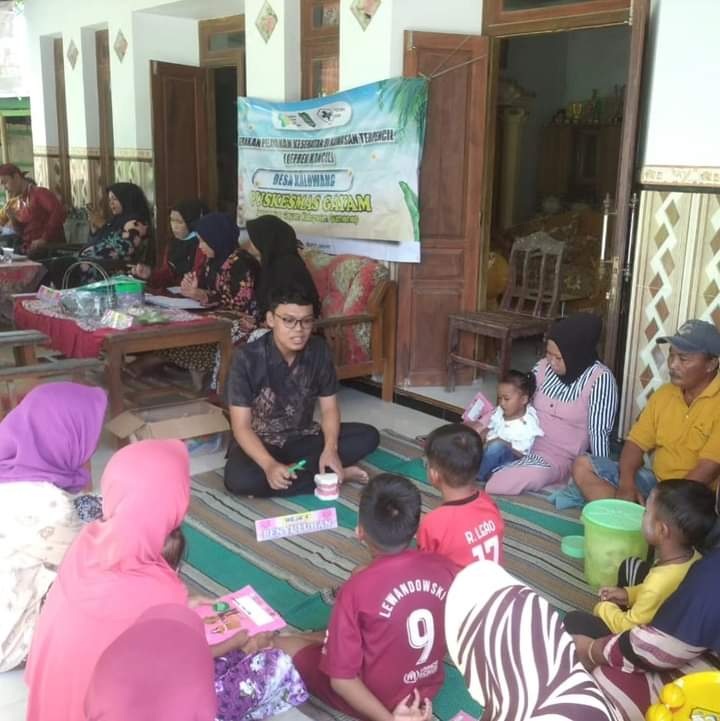 PUSAT KESEHATAN: Petugas Puskesmas Gayam melakukan pemeriksaan kepada masyarakat di Desa Kalowang.