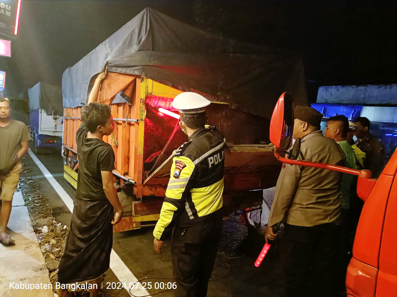 TIDAK TERTIB: Anggota Satlantas Polres Bangkalan melakukan razia truk bermuatan garam di Jalan Raya Galis, Kamis (25/7). (SATLANTAS UNTUK JPRM)