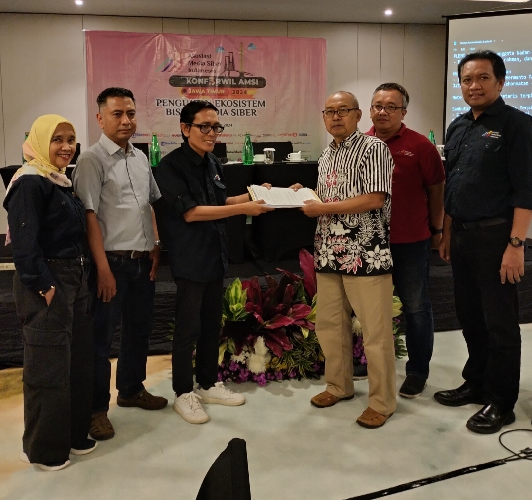 SERAHKAN BERKAS: Pimpinan sidang Konferwil AMSI Jatim menyerahkan berkas sidang didampingi ketua dan sekretaris demisioner AMSI Jatim periode 2020-2023.