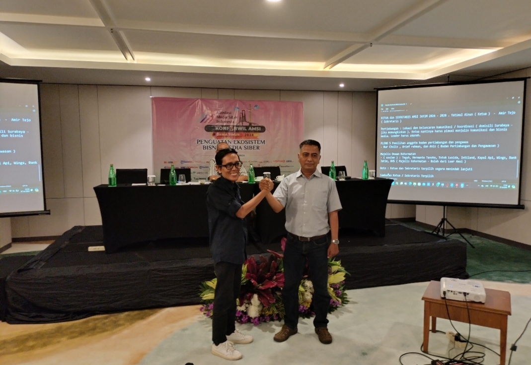 SEPAKET: Ketua dan Sekretaris AMSI Jawa Timur terpilih Yatimul Ainun (baju hitam) dan Amir Tejo usai terpilih secara musyawarah mufakat di Whiz Luxe Hotel Spazio Surabaya, Sabtu (27/7)