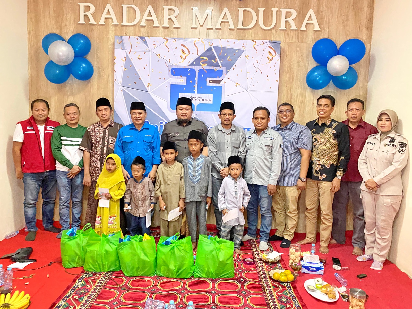 SANTUNAN: LSM Lira Bangkalan, anggota DPRD Jatim, DPC PPP Bangkalan, Direktur JPRM, anggota DPR RI, Manajer Iklan JPRM, Bawaslu, Sekwan Bangkalan, DPRD, dan Polres Bangkalan berfoto bersama anak yatim
