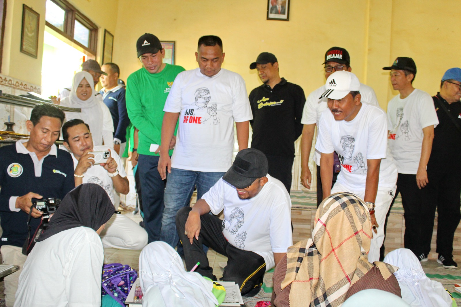 SUPPORT: Bupati Sumenep Achmad Fauzi Wongsojudo dan Pemred JPRM Luqman Hakim memantau peserta lomba mewarnai di Kecamatan Lenteng, Sabtu (27/7). (MOHAMMAD ERWIN MAULIDIN M/JPRM)