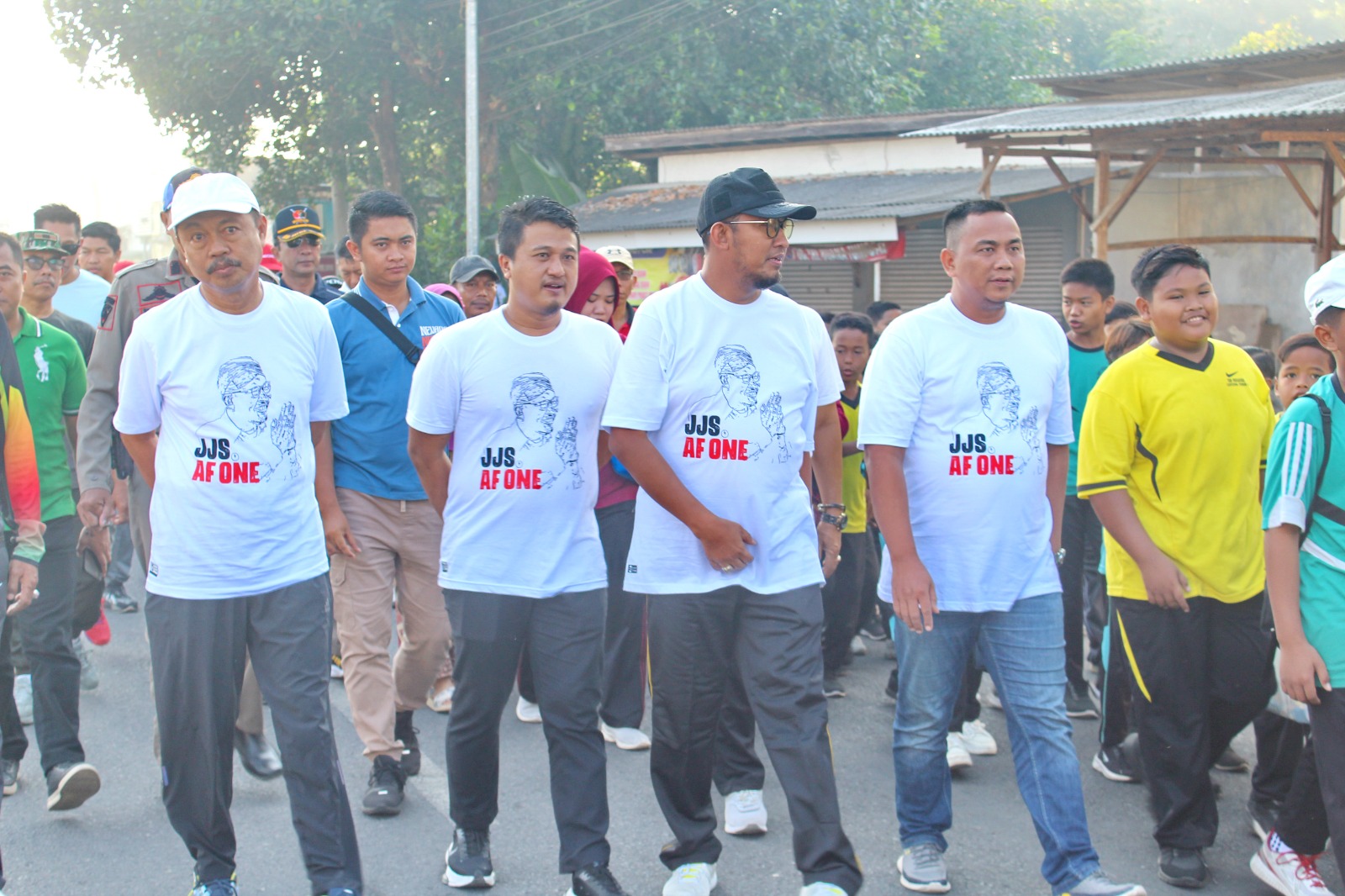 SEHAT: Dari kiri, Sekkab Sumenep Edy Rasiyadi,&nbsp;Kepala JPRM Biro Sumenep Dafir, Bupati Sumenep Achmad Fauzi Wongsojudo, dan Pemred Luqman Hakim, ikut JJS dalam rangka HUT Ke-25 JPRM, Sabtu (27/7).