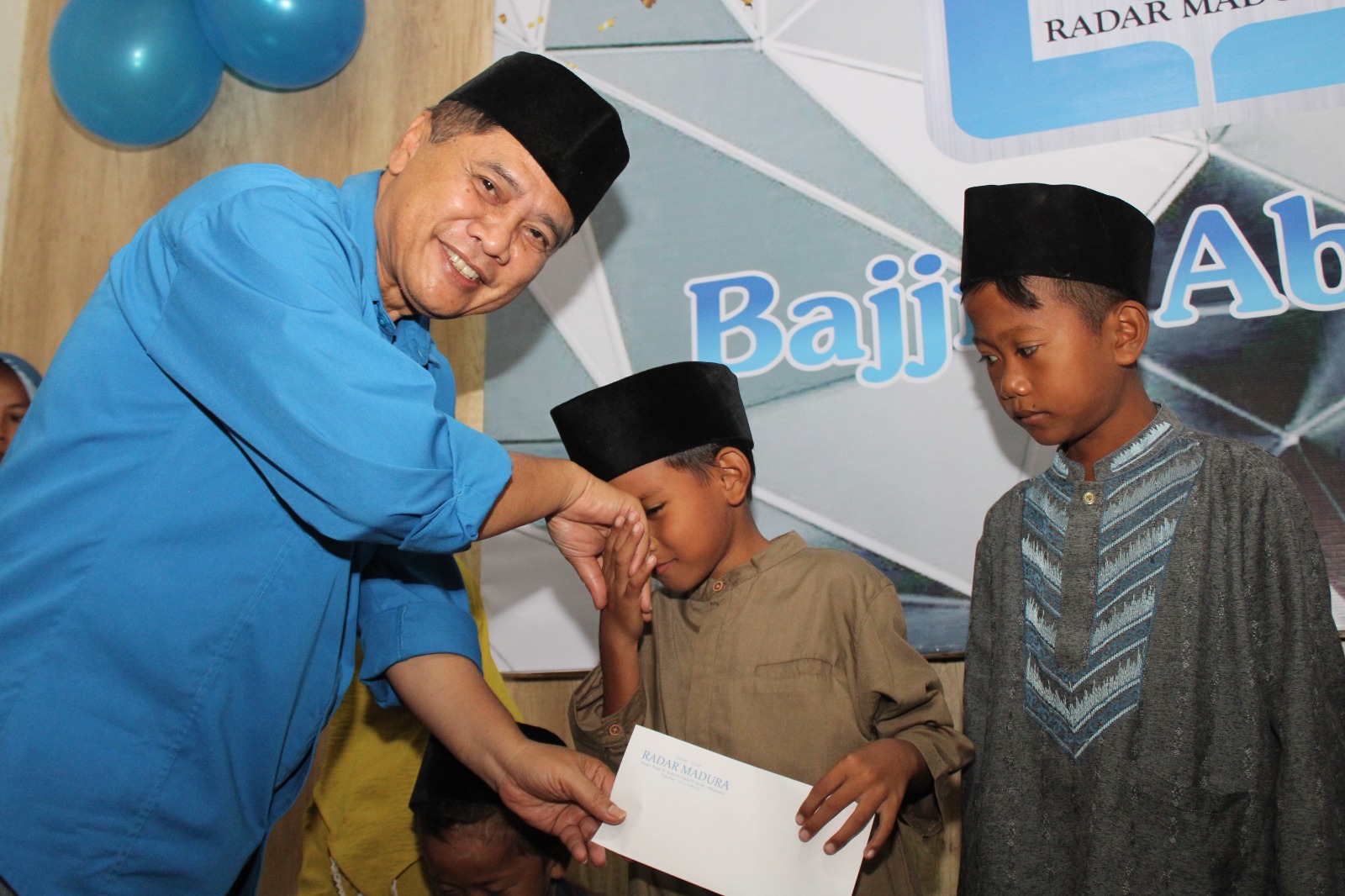 BERKAH: Direktur JPRM Abdul Aziz menyantuni anak yatim di kantor pusat JPRM, Sabtu (27/7). (VIVIN AGUSTIN HARTONO/JPRM)