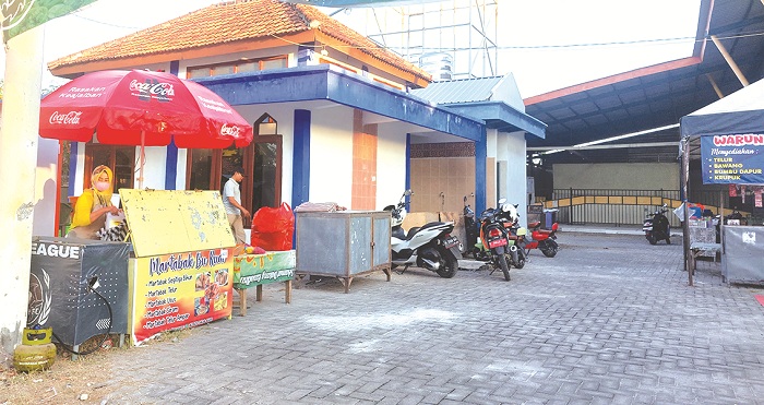 JUAL BELI: Pedagang menjaga lapaknya ketika berjual di Pasar Margalela, Selasa (16/7). (JUNAIDI PONDIYANTO/JPRM)