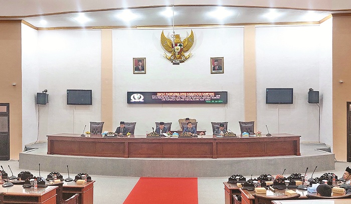 ACARA RESMI: Pejabat dan pimpinan DPRD Sampang dalam salah satu kegiatan sidang paripurna di kantor DPRD Sampang, Senin (8/7). (JUNAIDI PONDIYANTO/JPRM)